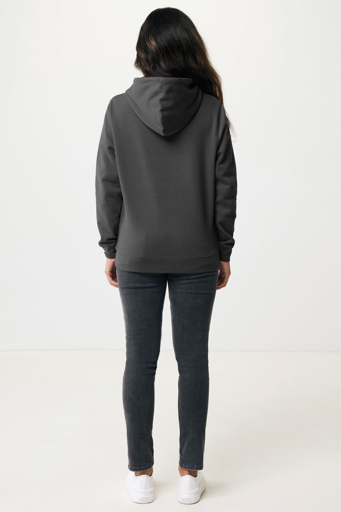 Personne portant un sweat à capuche gris foncé