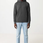 Homme portant un sweat gris et un jean clair
