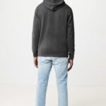 Homme portant un sweat noir et jean clair.