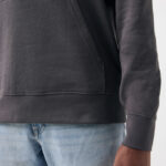 Sweatshirt gris et jean bleu décontracté