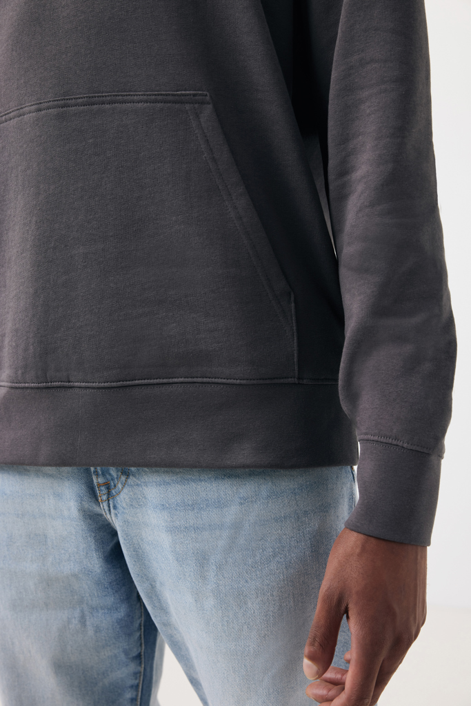 Sweatshirt gris et jean bleu décontracté