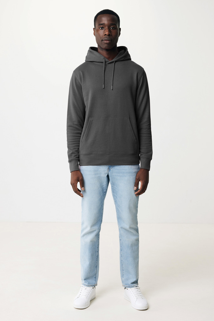 Homme portant un sweat à capuche gris et jean clair