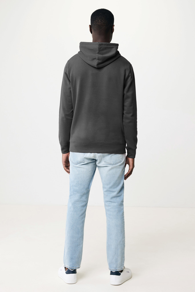 Homme portant un sweat à capuche gris.