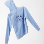 Sweat à capuche bleu avec motif imprimé écologique