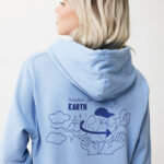 Sweat à capuche bleu avec dessin de la Terre.