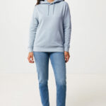 Femme portant un sweat à capuche bleu clair