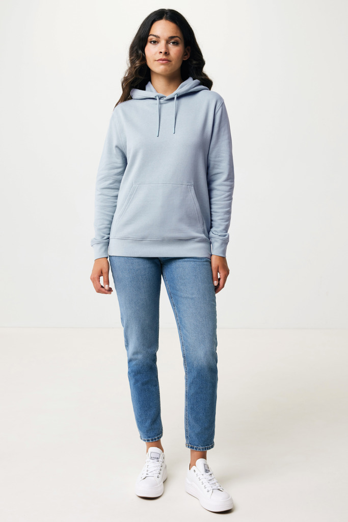 Femme portant un sweat à capuche bleu clair