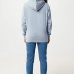 Femme portant un sweat à capuche gris et jean bleu