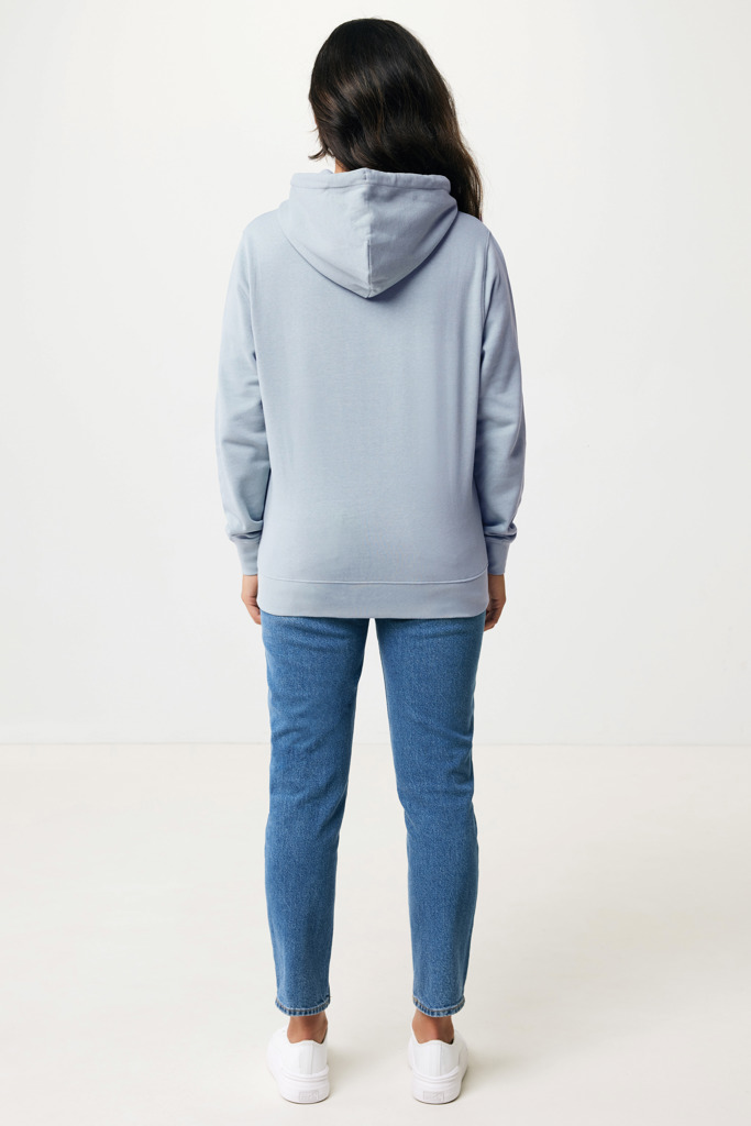 Femme portant un sweat à capuche gris et jean bleu