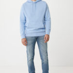 Homme portant un sweat bleu et un jean