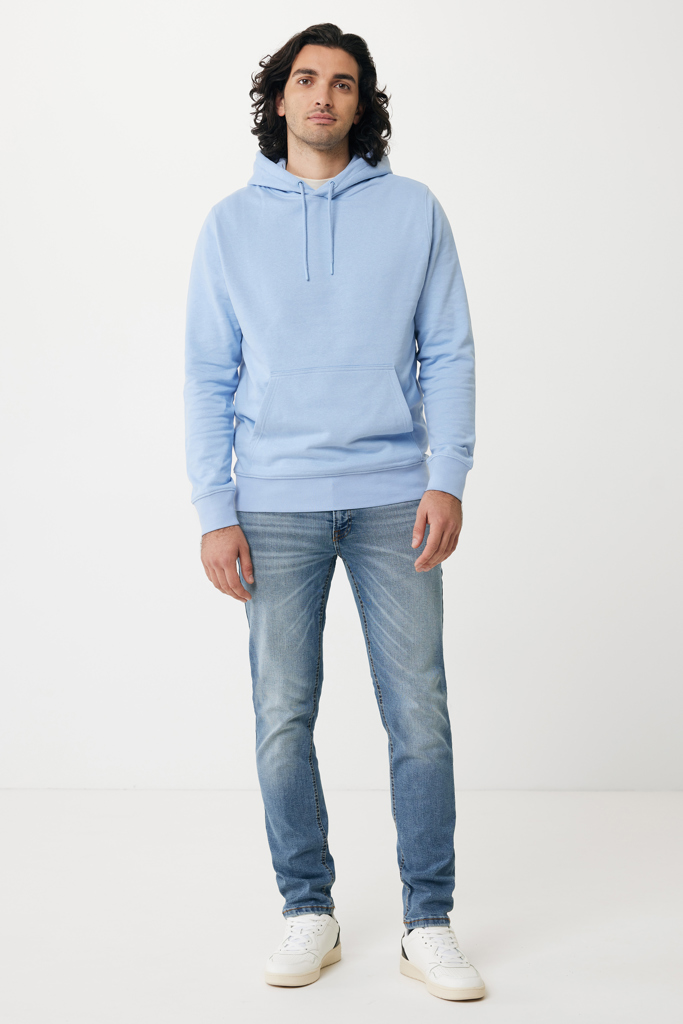 Homme portant un sweat bleu et un jean