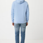 Personne portant un sweat bleu et un jean