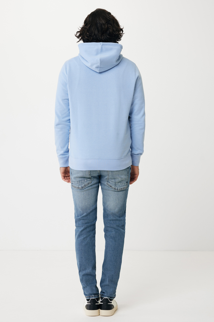 Personne portant un sweat bleu et un jean