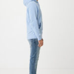 Homme portant un sweat bleu et jean clair
