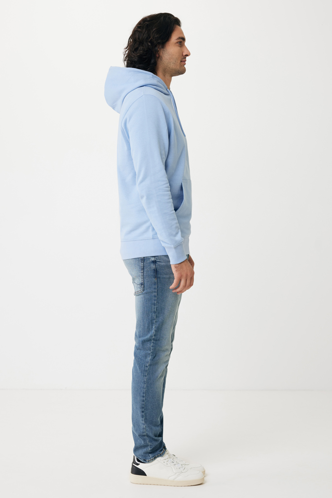 Homme portant un sweat bleu et jean clair