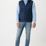 Homme portant doudoune bleu marine et jean clair