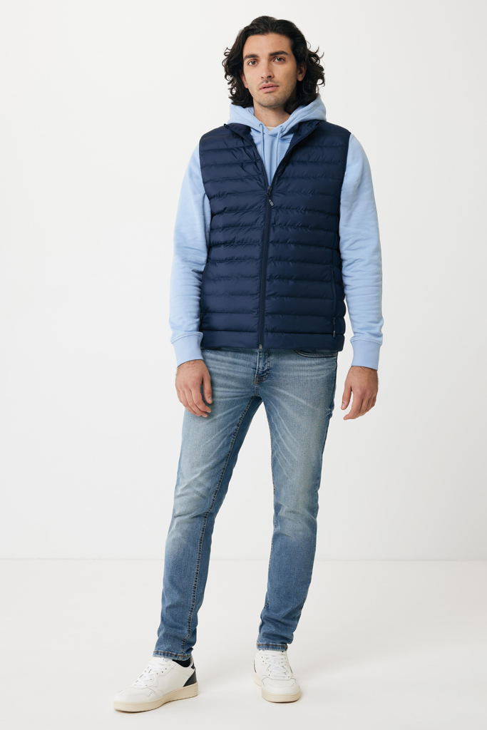 Homme portant doudoune bleu marine et jean clair