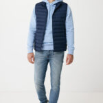 Homme portant doudoune bleue, jean et baskets blanches