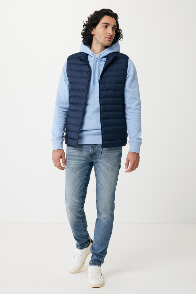 Homme portant doudoune bleue, jean et baskets blanches