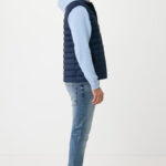 Homme en doudoune bleue et jean de profil