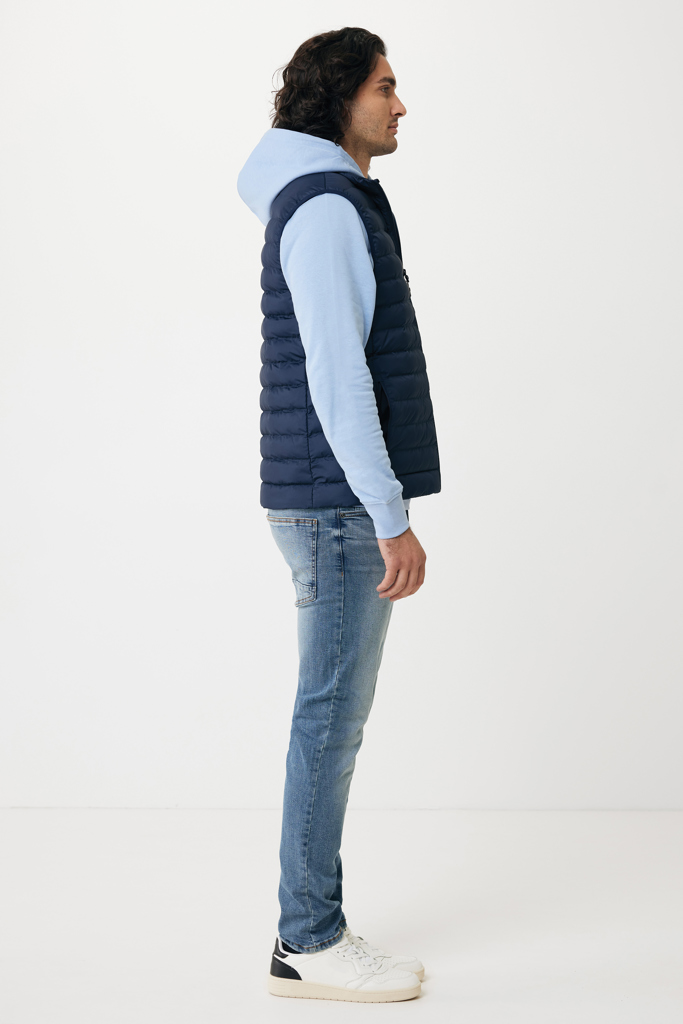 Homme en doudoune bleue et jean de profil