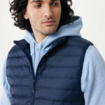 Homme portant un gilet matelassé bleu marine