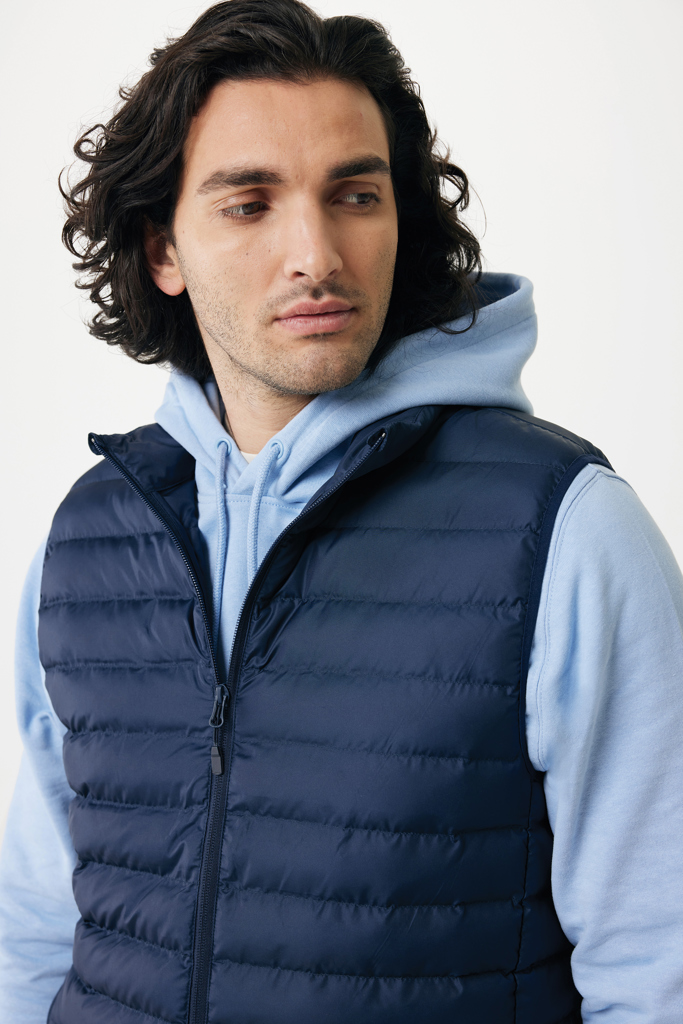 Homme portant un gilet matelassé bleu marine