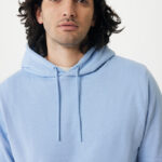 Homme portant un sweat à capuche bleu clair
