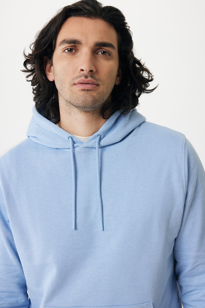Homme portant un sweat à capuche bleu clair