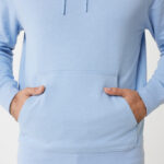 Homme portant un sweat à capuche bleu clair