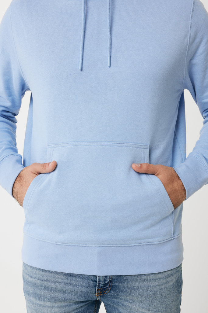 Homme portant un sweat à capuche bleu clair