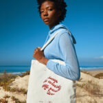 Personne avec tote bag sur la plage ensoleillée
