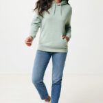 Femme portant un sweat vert et un jean bleu