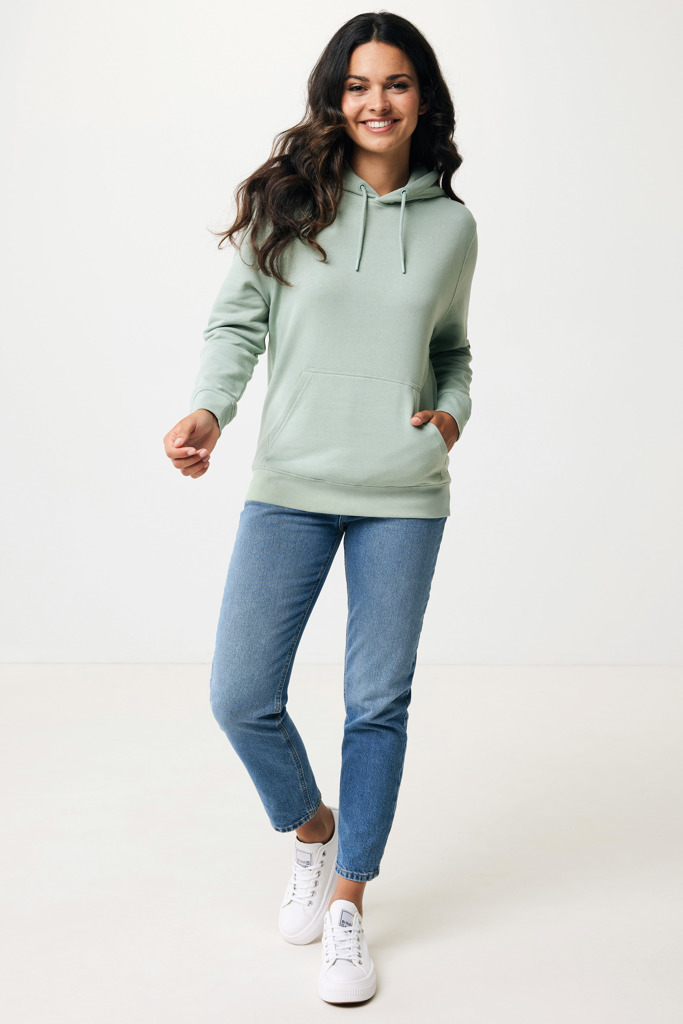 Femme portant un sweat vert et un jean bleu