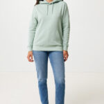 Femme portant un sweat vert et un jean bleu