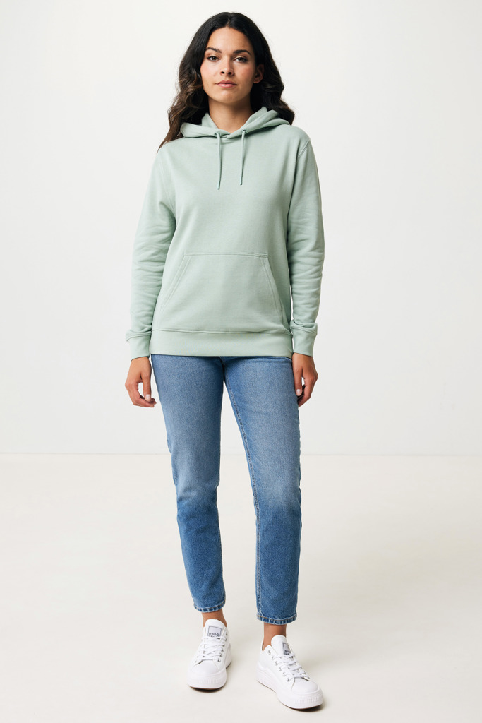 Femme portant un sweat vert et un jean bleu
