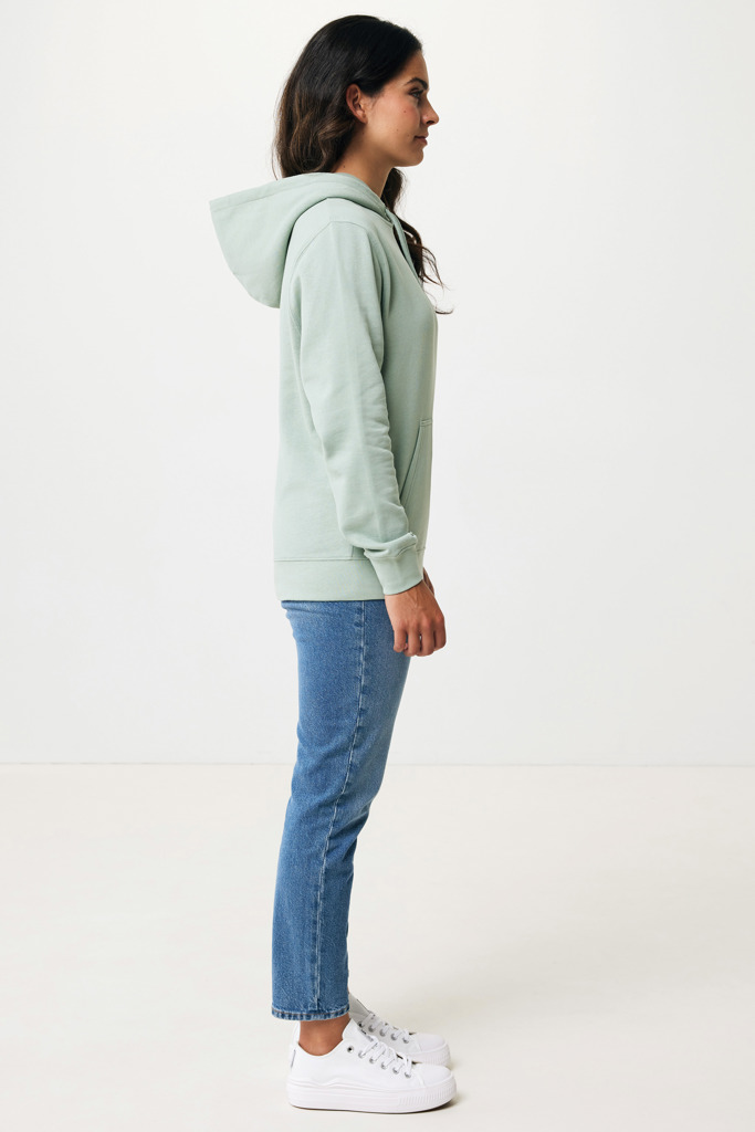 Personne portant un sweat à capuche vert clair