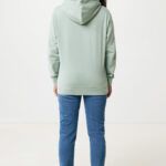 Personne portant un sweat vert et un jean bleu
