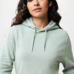 Personne portant un sweat à capuche vert clair