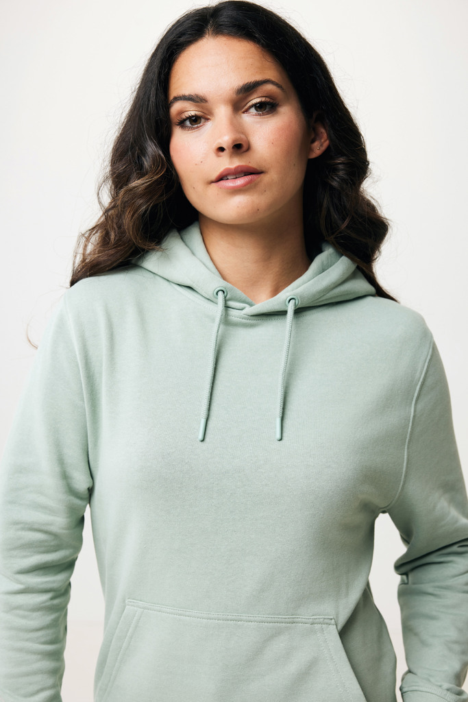 Personne portant un sweat à capuche vert clair