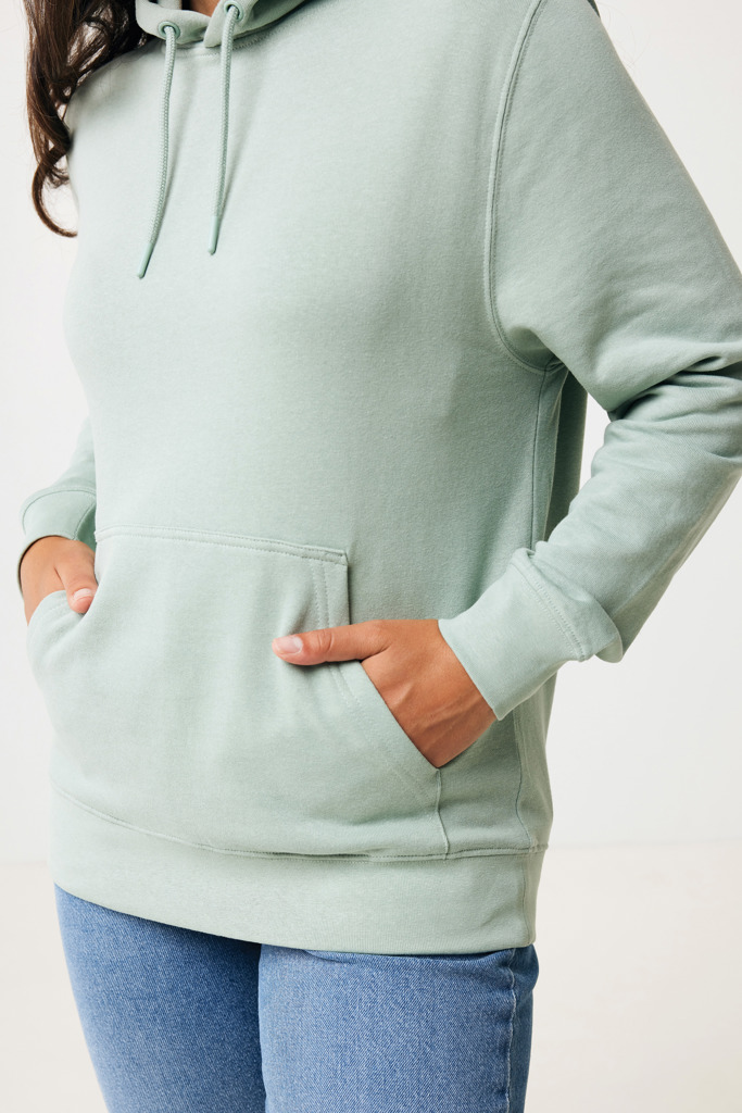 Personne portant un sweat à capuche vert clair