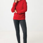 Femme portant un sweat rouge et un jean noir
