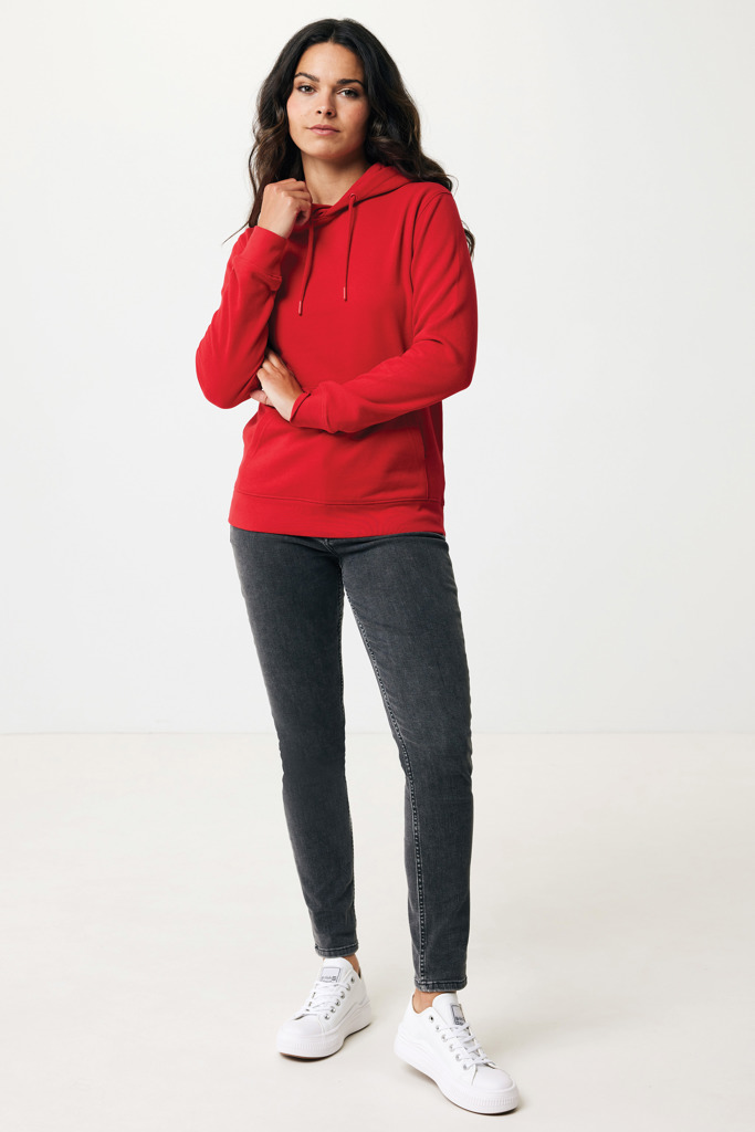 Femme portant un sweat rouge et un jean noir
