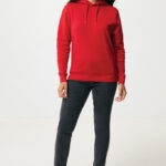 Femme portant un sweat rouge et jean noir
