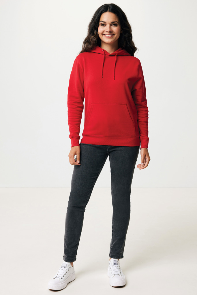 Femme portant un sweat rouge et jean noir