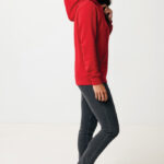 Femme portant un sweat à capuche rouge