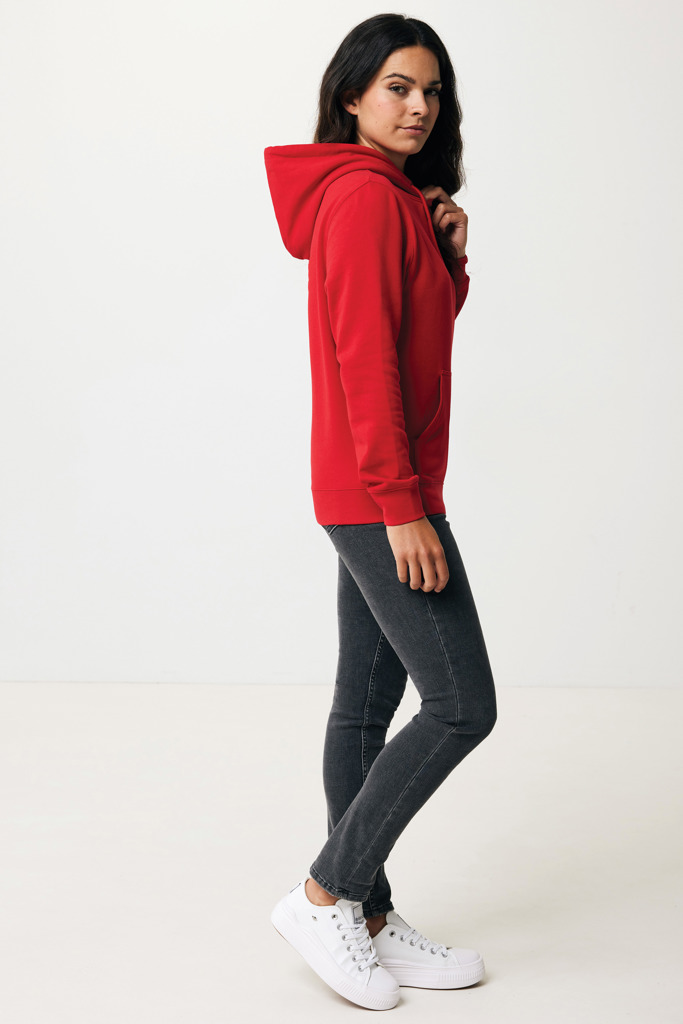Femme portant un sweat à capuche rouge