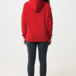 Personne portant un sweat à capuche rouge vue de dos
