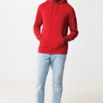 Homme portant un sweat rouge et jean clair