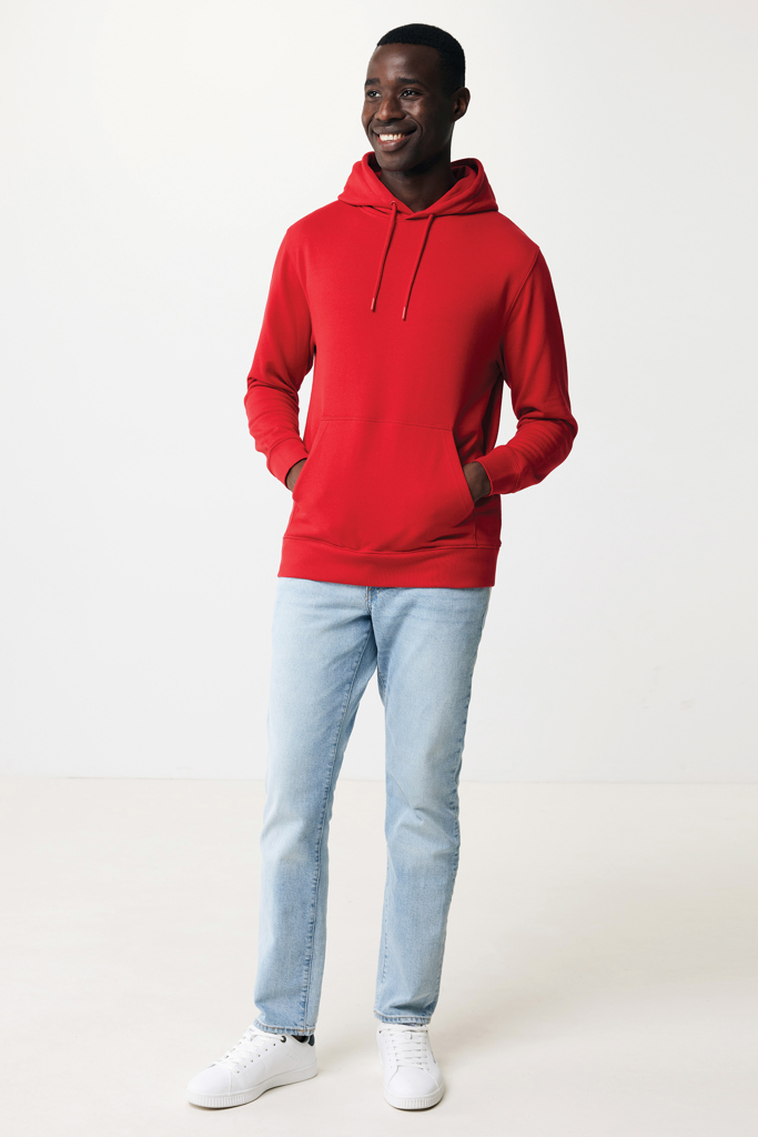 Homme portant un sweat rouge et jean clair